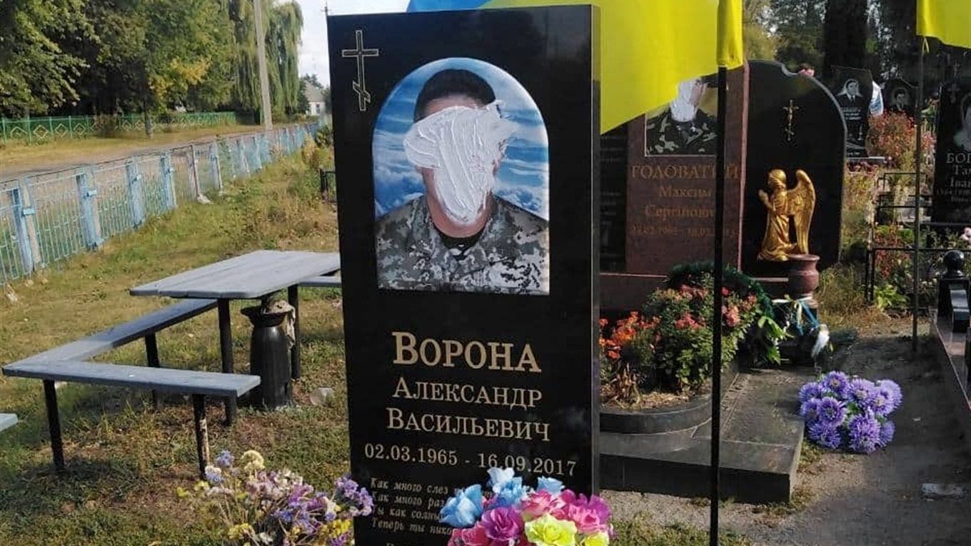 На Чернігівщині вандали пошкодили пам'ятники загиблих учасників АТО