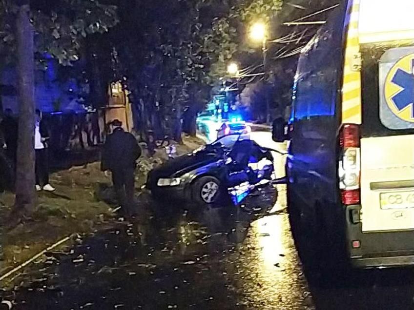 У Чернігові підлітки на Volkswagen влетіли в дерево: 4 загиблих