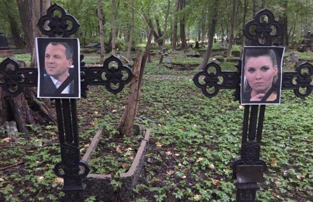 У Росії на цвинтарі розклеїли світлини політиків та пропагандистів