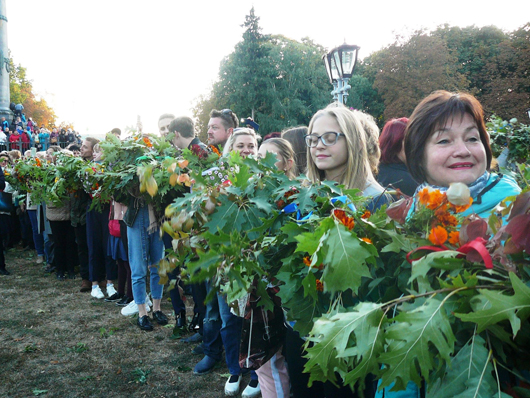 Плели усім містом: у Полтаві створили рекордний вінок-оберіг завдовжки понад кілометр
