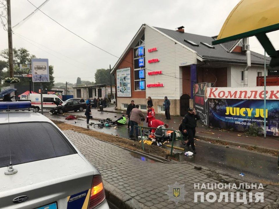 У Броварах поліцейський на авто в’їхав у зупинку, є жертви