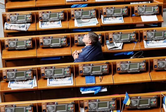 Земля, уряд, бюджет: Верховна Рада продовжує розглядати законопроєкти винятково «Слуги народу»
