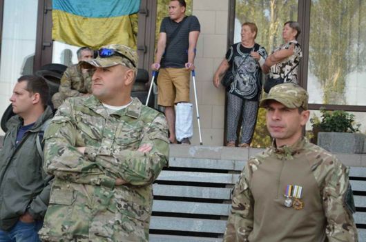 У Запоріжжі близько сотні ветеранів АТО розпочали безстроковий пікет місцевого Держгеокадастру