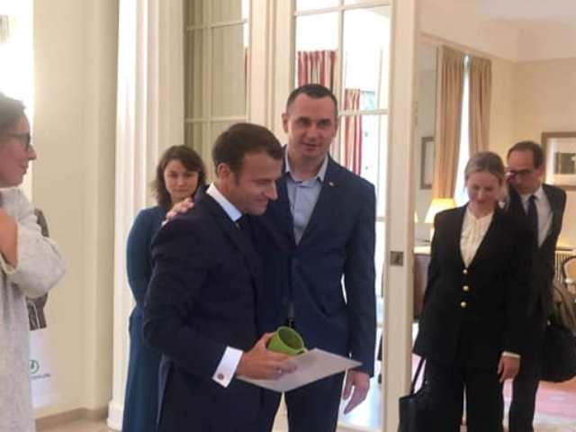 Олег Сенцов подарував президенту Франції свій тюремний кухоль (фото)