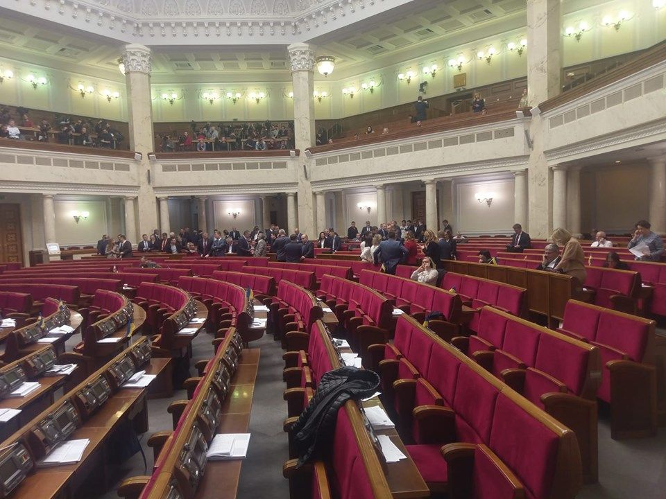 «Слуги народу» на годину запізнилися до Ради: під парламентом мітинг (фото)