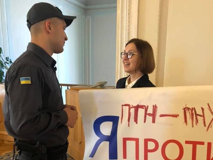 Депутатів Медведчука в Раді збентежив напис ПТН ПНХ (фото)