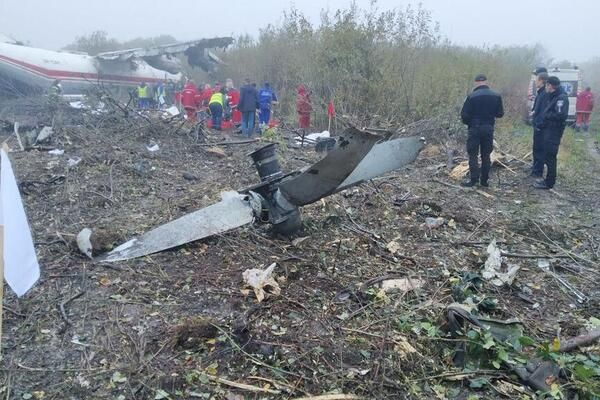 У Львові літак аварійно приземлився на цвинтарі: постраждав пілот