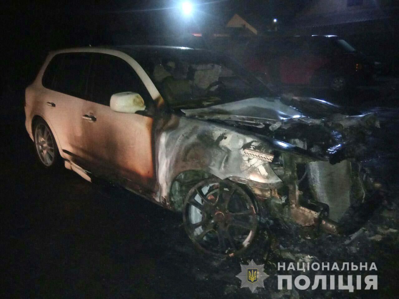 На Рівненщині спалили Гелендваген депутата і Porsche 33-річної жінки (фото)