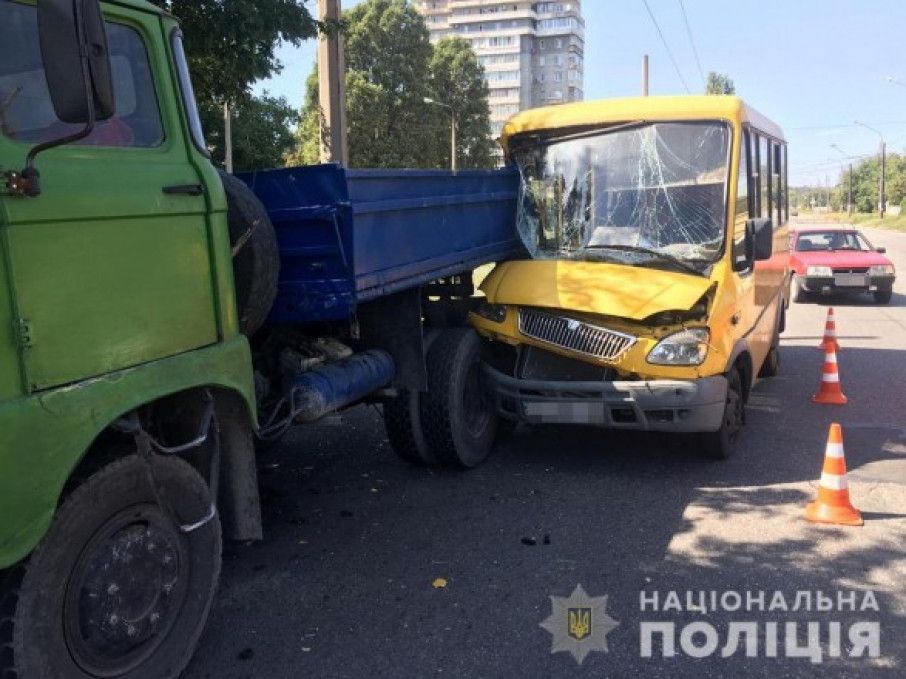 Внаслідок зіткнення легковика з маршруткою на Чергнігівщині травмовано 10 осіб