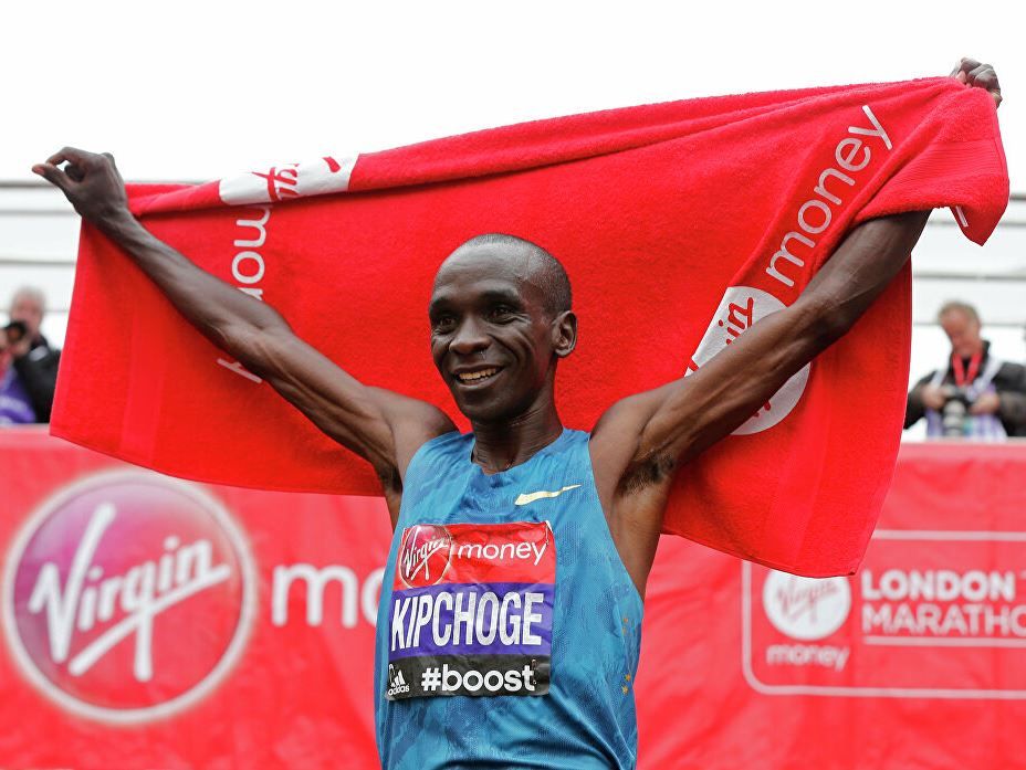 Бігун з Кенії став першим, хто подолав 42 км менше ніж за 2 години (відео)