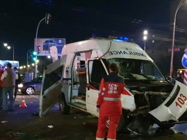 У Києві «швидка» потрапила в аварію: двоє загиблих (відео)