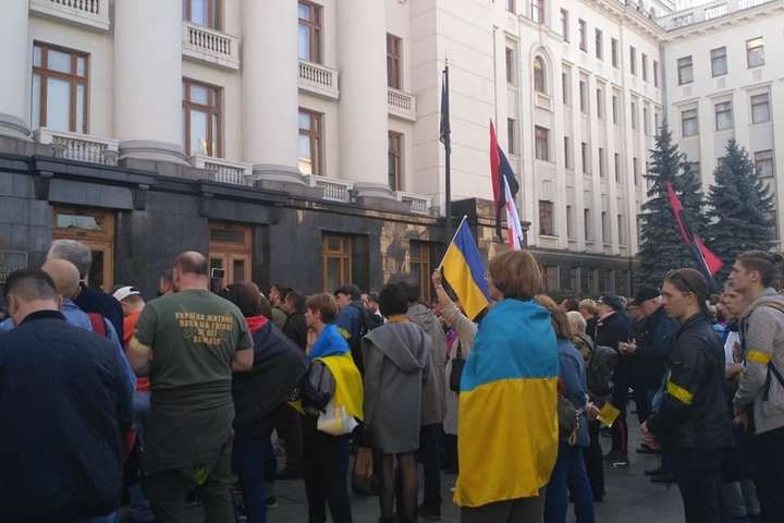 «Захисти українців Донбасу!»: під Офісом президента вимагають не допустити розведення військ