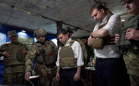 Зеленський на Донеччині вручив бійцям нагороди