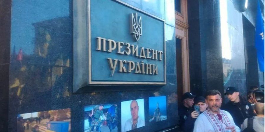 Будівлю Офісу президента обклеїли портретами загиблих воїнів (Відео)
