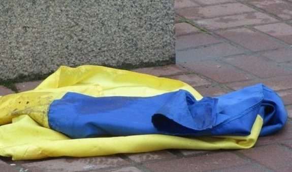 На Буковині невідомі зірвали українські прапори з могил воїнів АТО