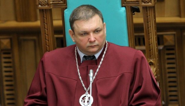 Шевчук приніс у Конституційний суд заяву про поновлення на посаді