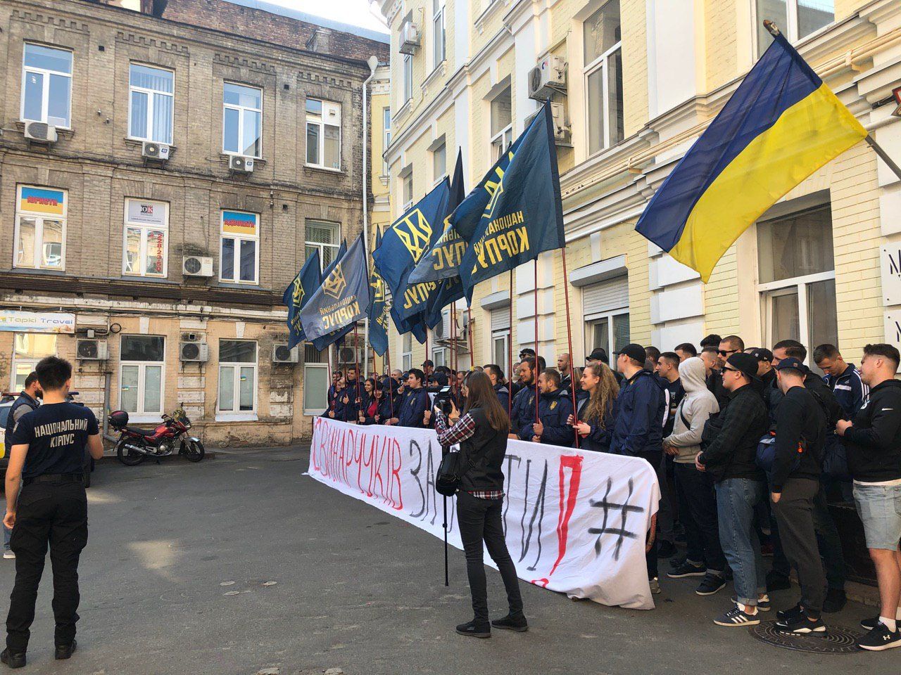 «Нацкорпус» пікетує будівлю суду, де обирають запобіжний захід Гладковському