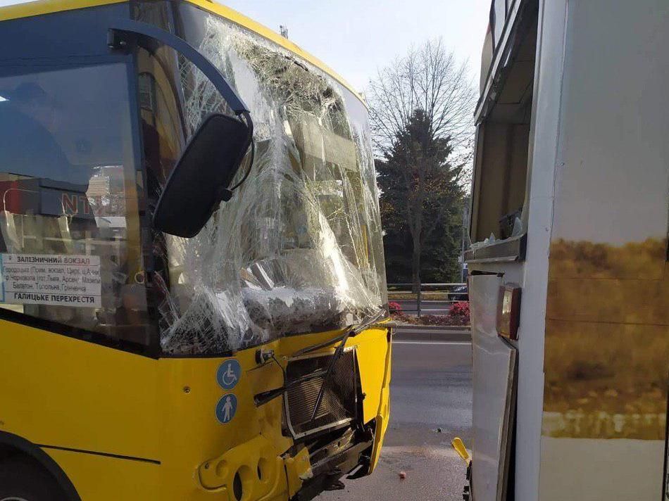 У Львові через зіткнення двох маршруток постраждали 10 пасажирів