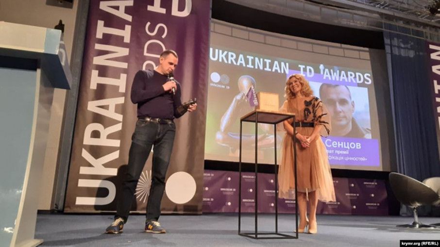 Сенцову вручили міжнародну премію Ukrainian ID Award