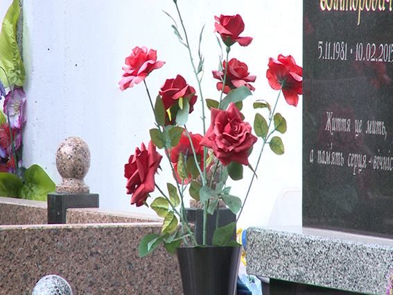 У Києві жінка вкрала квіти з меморіалу загиблим бійцям АТО (Відео)