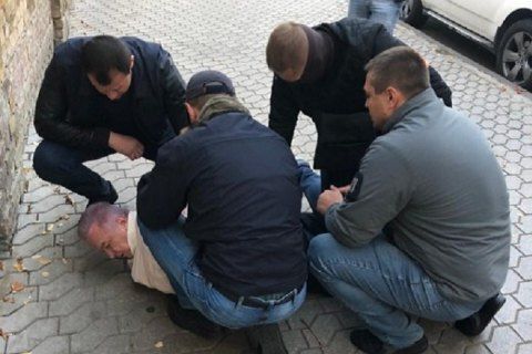 У Києві затримали шахрая, який за $150 тисяч «продавав» зв'язки в Офісі президента