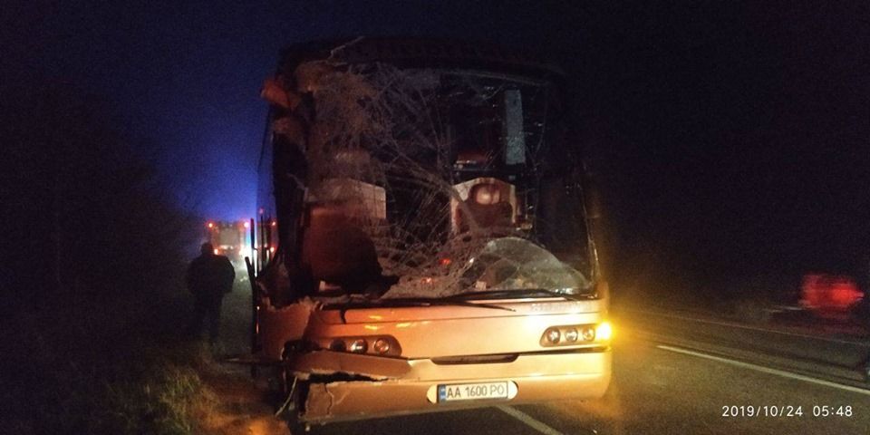 На Рівненщині автобус Київ-Варшава зіткнувся з вантажівкою, один загиблий