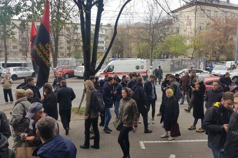 У київському суді побилися противники і прихильники проспектів Степана Бандери та Романа Шухевича