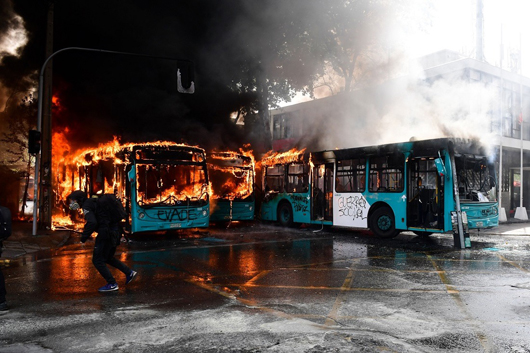У Чилі незначне подорожчання проїзду в метро призвело до відставки уряду