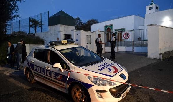 У Франції 84-річний прихильник Ле Пен влаштував стрілянину біля мечеті