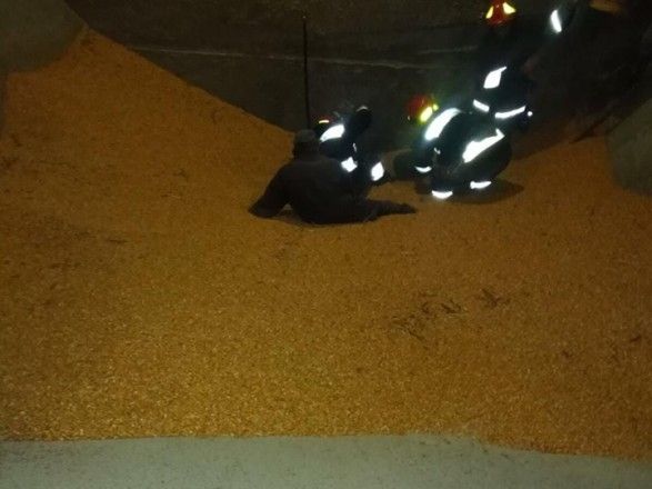 На Прикарпатті двох чоловіків на смерть засипало кукурудзою