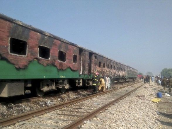 У Пакистані загинули щонайменше 65 людей через пожежу в потязі
