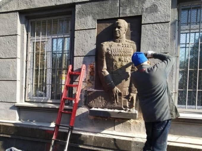 В Одесі на місці барел’єфу Жукову встановили меморіальну дошку загиблим на Донбасі