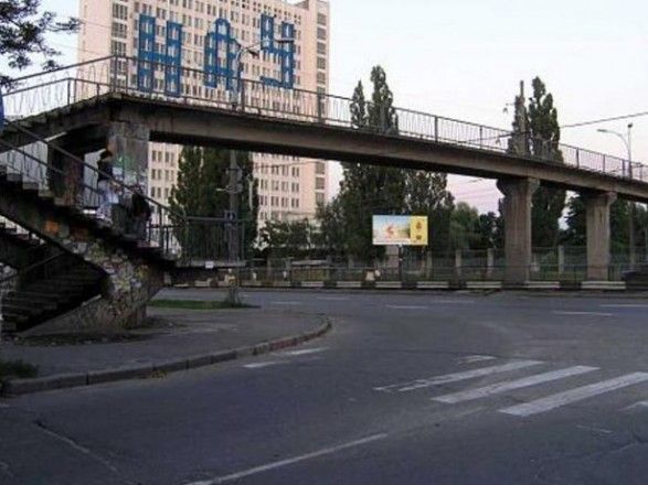 Від сьогодні у Києві закривають пішохідний міст на проспекті Комарова