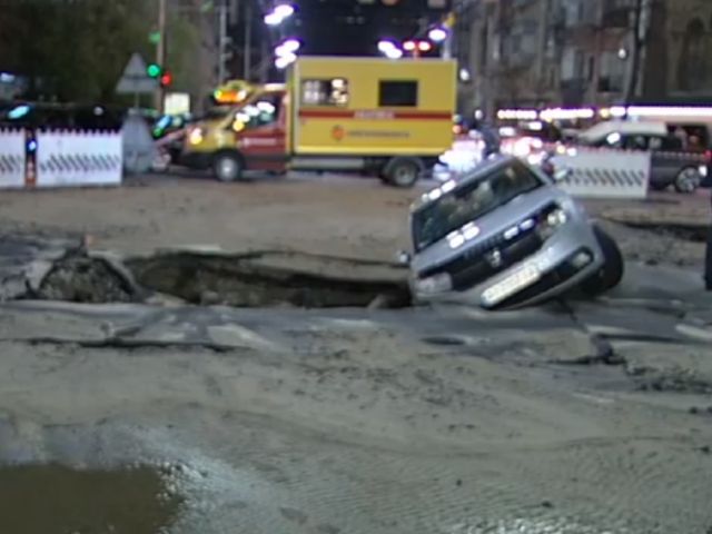 У центрі Києва прорвало трубу з окропом: рух перекрито (відео)