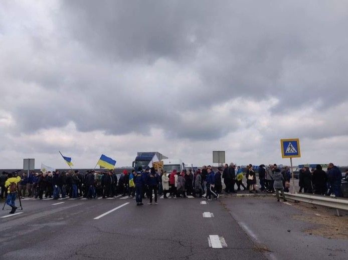 Противники продажу землі перекрили дороги в кількох областях