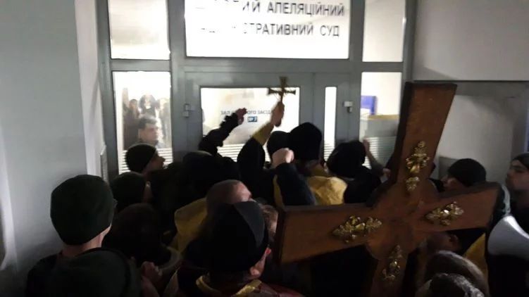 У Києві церковники з хрестом штурмували суд, поліція застосувала газ (ВІДЕО)
