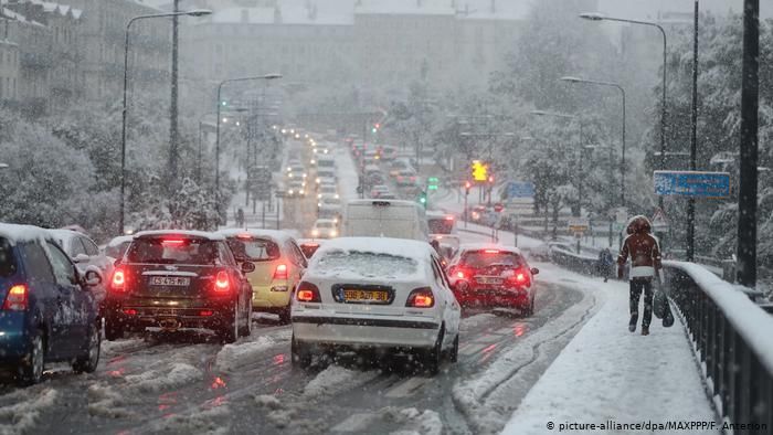 Сильний снігопад спричинив хаос у південно-східній Франції