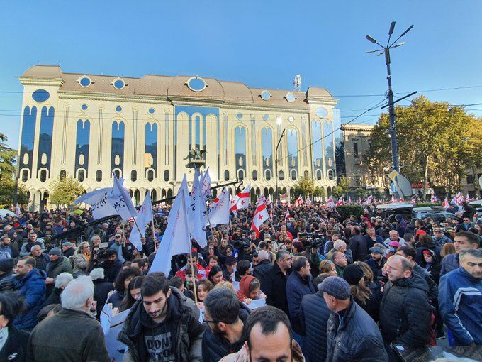 У Тбілісі кілька тисяч протестувальників вимагають позачергових парламентських виборів