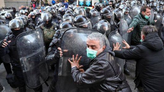 Парламент Грузії після силового розгону мітингу відновив роботу: протести тривають
