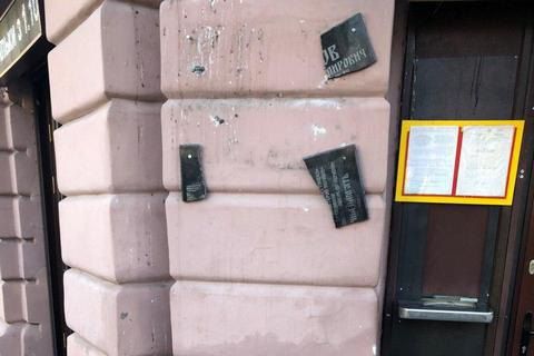 Житель Одеси, надивившись «Джокера», розбив пам'ятну дошку загиблому проукраїнському активісту (ВІДЕО)
