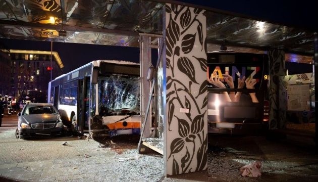 Один загиблий, 23 поранених: у Німеччині рейсовий автобус наїхав на людей