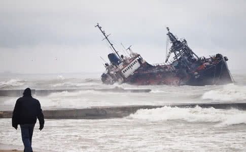 Під Одесою танкер викинуло на мілину, екіпажу не дозволяють евакуюватися (Фото, Відео)