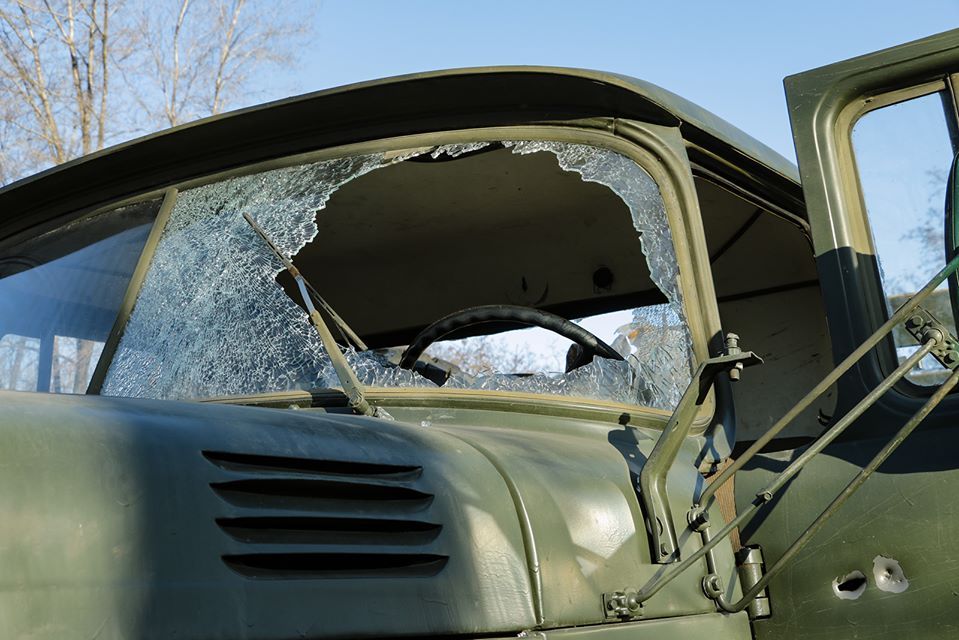 На Донеччині бойовики атакували ракетою військовий автомобіль, троє людей постраждали