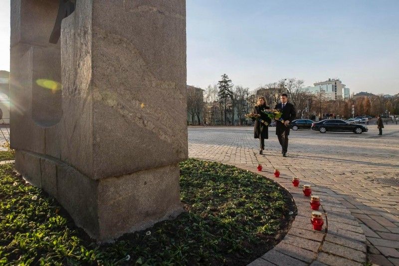 Зеленський разом з дружиною вшанували пам’ять жертв Голодомору