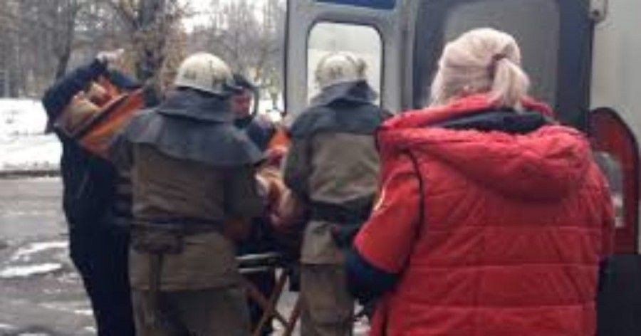 Прикарпатські рятувальники 2 кілометри несли жінку з новонародженою дитиною до «швидкої»
