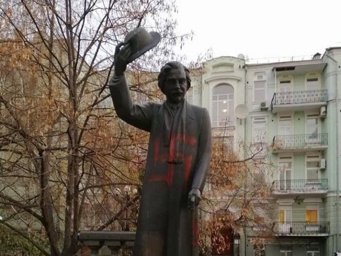 Вандали нанесли свастику на пам'ятник Шолом-Алейхему в Києві