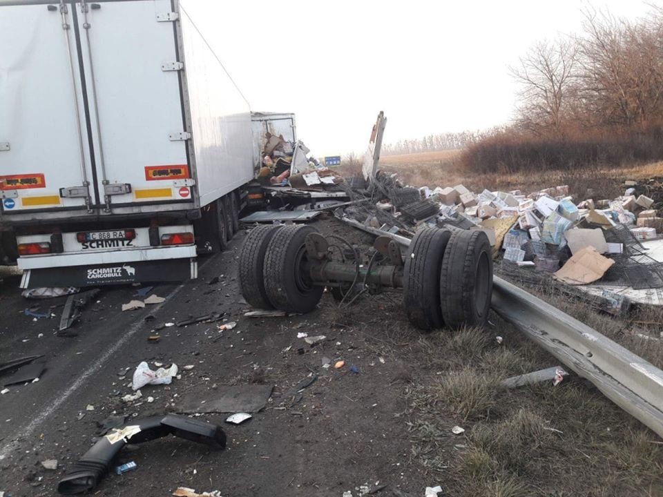 У Черкаській області зіткнулися 10 автомобілів і автобус, є постраждалі