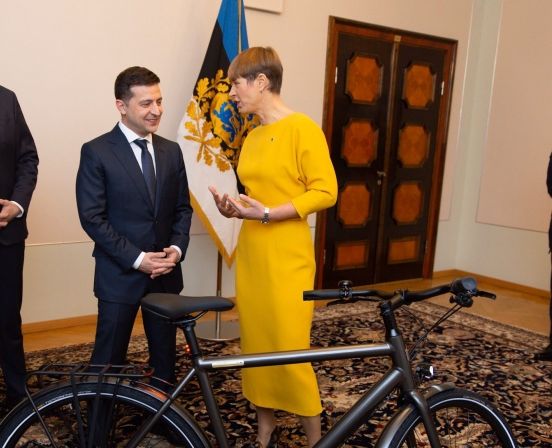 Президентка Естонії подарувала Зеленському велосипед
