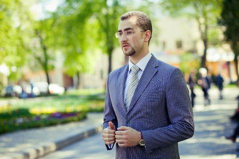 Активіст Романюк, який кинув яйце в Януковича, став заступником голови Прикарпаття