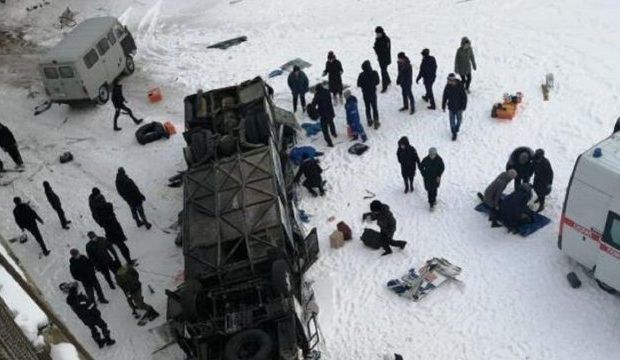 У Росії пасажирський автобус впав у річку: загинуло 19 осіб (ВІДЕО)